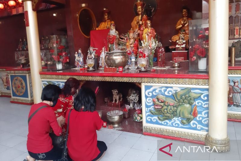 Pengunjung Vihara di Kota Bandung ibadah bergiliran demi protokol kesehatan