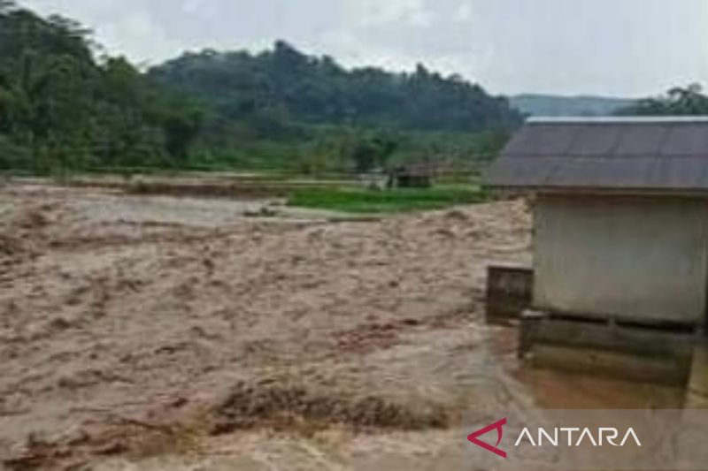 Belasan rumah di Cianjur terendam banjir dan puluhan warga mengungsi