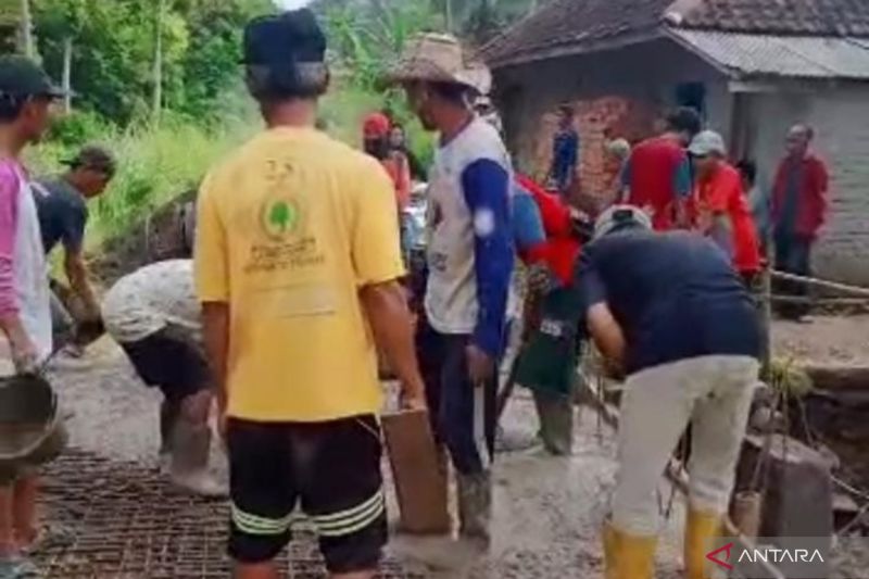 Tak ada bantuan, warga Cijati Cianjur bangun jembatan secara swadaya