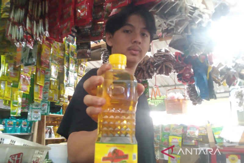 Harga minyak goreng di pasar Cirebon masih diatas HET