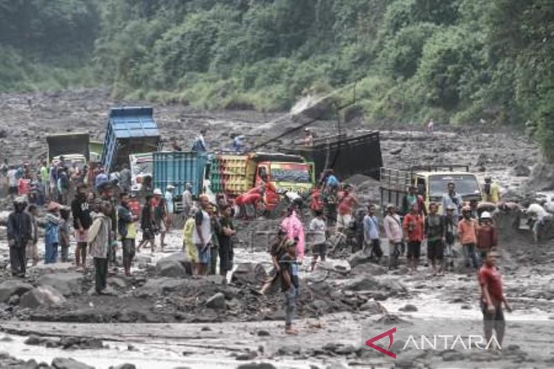 24 Truk Terjebak Banjir Lahar Gunung Merapi - ANTARA Sumbar