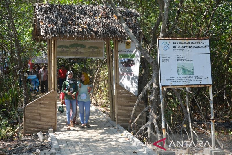 Disparbud imbau pengelola objek wisata di Karawang perketat prokes