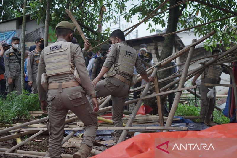 Puluhan bangunan tak berizin di Ciawi Bogor dibongkar