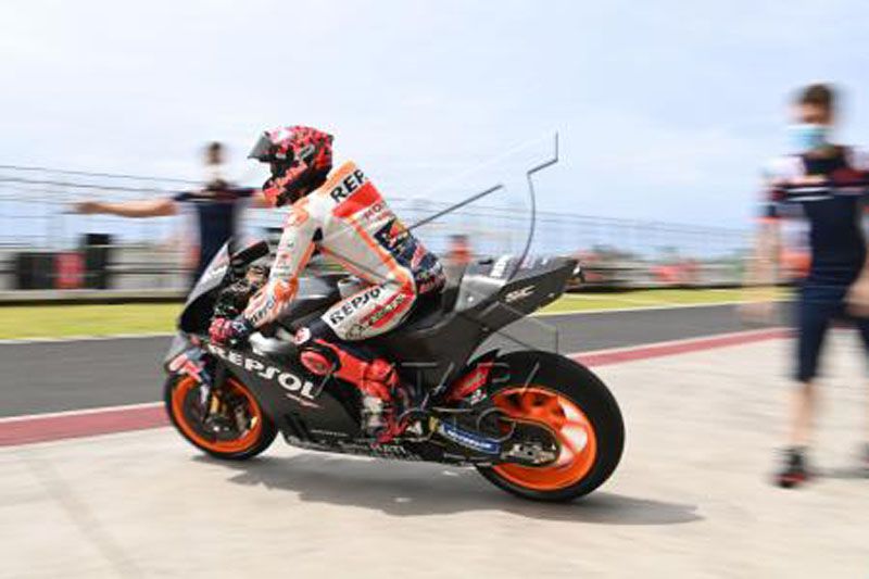 Aksi Marc Marquez pada hari kedua tes pramusim MotoGP