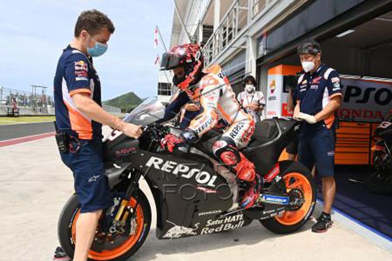 Aksi Marc Marquez pada hari kedua tes pramusim MotoGP