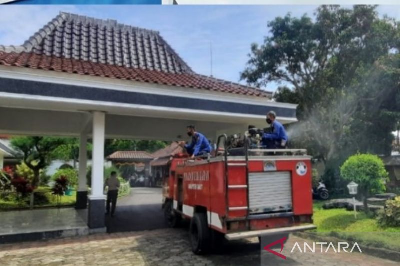 Petugas Damkar semprotkan disinfektan sterilisasi COVID-19 di lingkungan Pendopo Garut