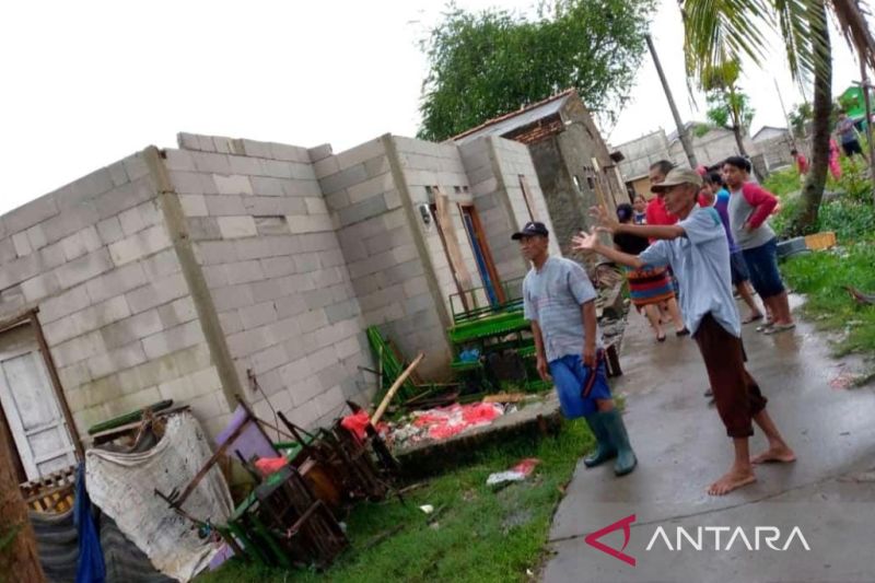 Rumah warga Babelan Bekasi hancur tersapu angin puting beliung