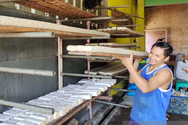 Perajin tempe di Cianjur kurangi ukuran dan produksi karena kedelai mahal