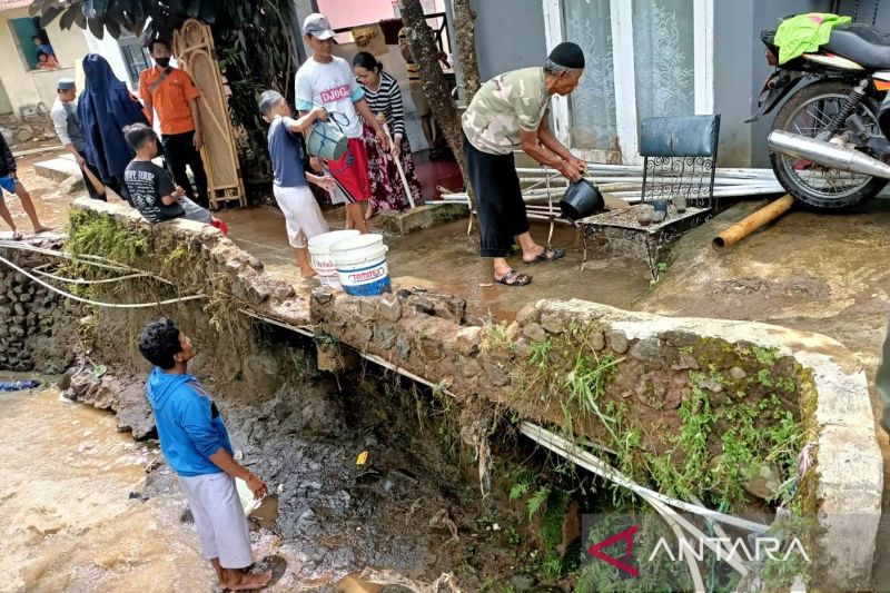 Belasan kepala keluarga korban banjir bandang Ciloto kembali ke rumah