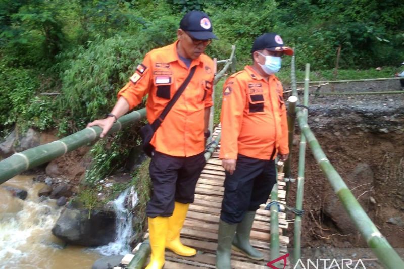 BPBD dengan petugas gabungan bangun jembatan darurat di Cibinong-Cianjur