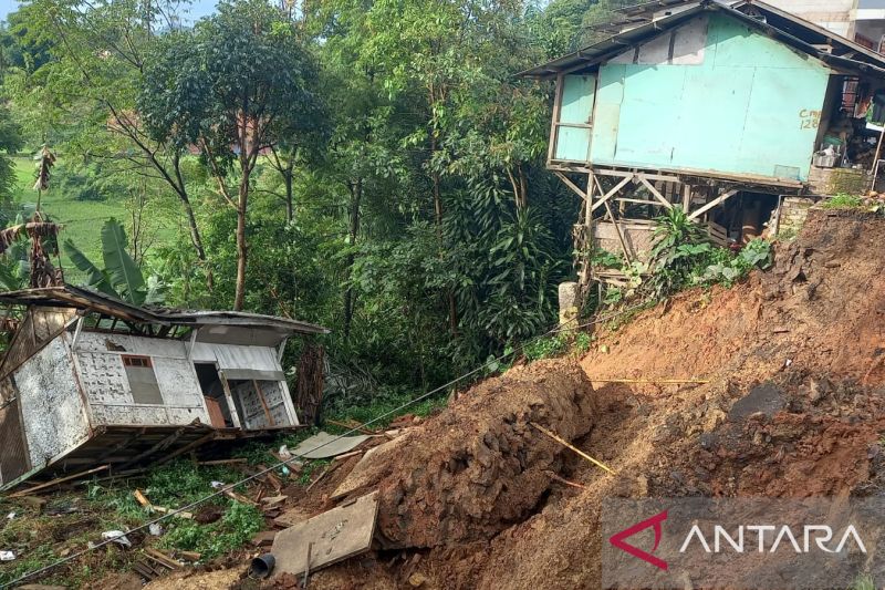 Satu rumah warga ambruk akibat longsor di Campaka Cianjur