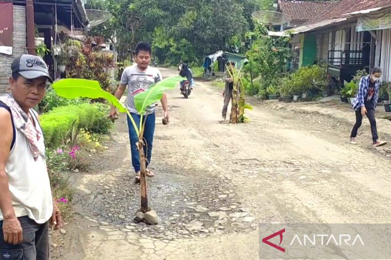 Jalan provinsi yang rusak di wilayah Cianjur mulai diperbaiki