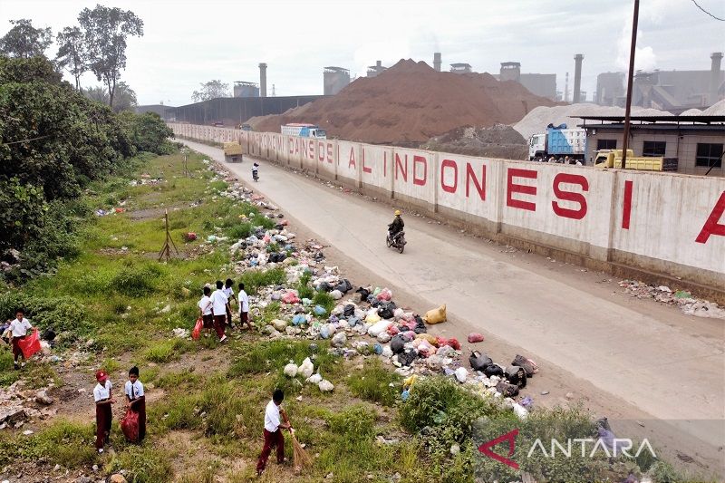 AKSI MURID SD BERSIHKAN SAMPAH