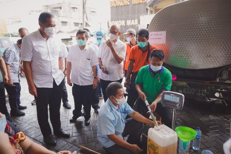 Mendag gelar operasi pasar pasok 23 ribu liter minyak goreng di Bandung