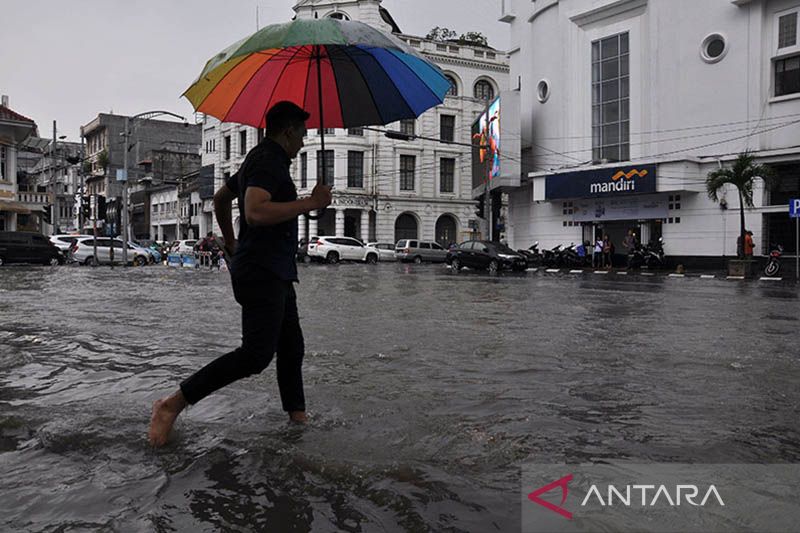 Bandung berawan, hujan guyur mayoritas kota besar pada Jumat