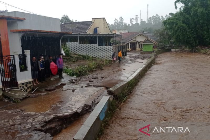 Jembatan rusak dan 30 rumah terdampak banjir bandang di Garut