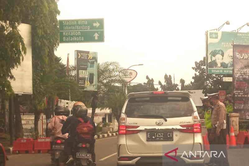 Petugas gabungan lakukan pemeriksaan kendaraan masuk ke Kota Cirebon