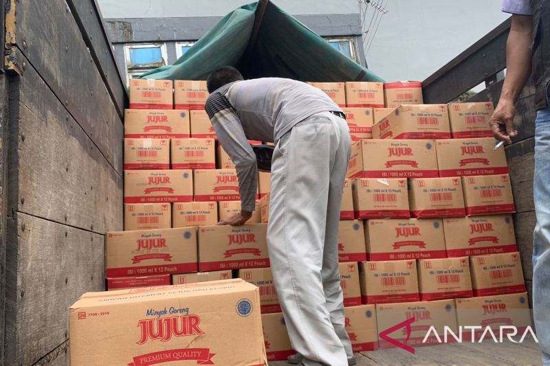 Bulog dan Diskoperindag Cianjur Jabar gelar operasi pasar murah minyak goreng