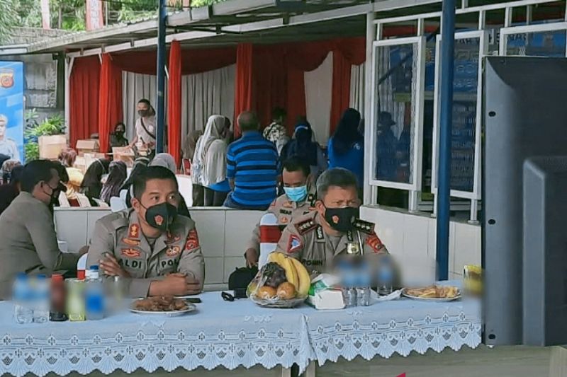 Pemkab Karawang bersama Polri dan TNI gelar vaksinasi serentak