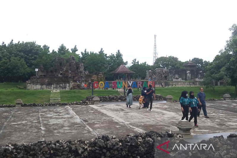 Taman Goa Sunyaragi tetap layani wisatawan meski Kota Cirebon masuk level 4