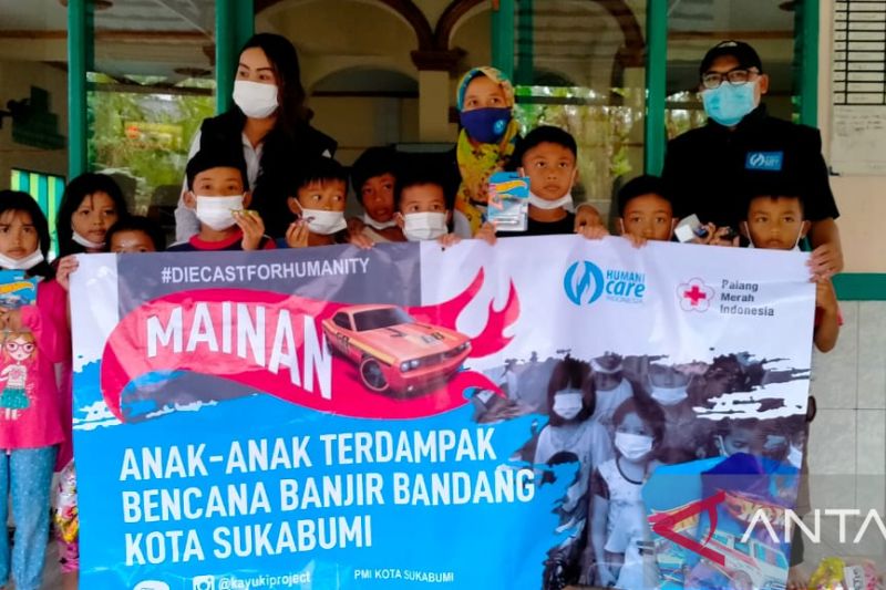 Humanicare Indonesia bersama PMI bagikan mainan untuk anak korban banjir di Sukabumi