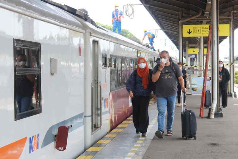 KAI Cirebon layani 70-86 perjalanan kereta per hari dengan prokes ketat