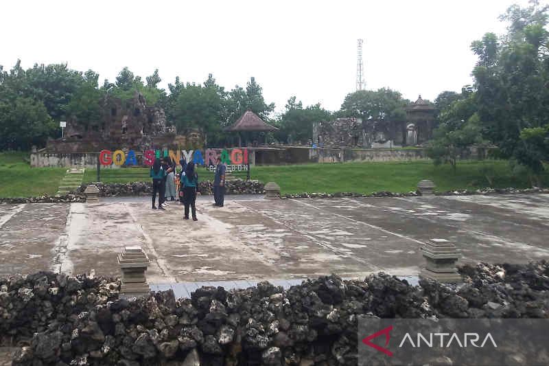 Kunjungan wisatawan Goa Sunyaragi Cirebon turun seiring PPKM level 4