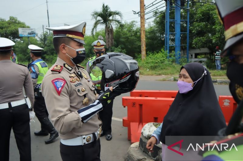 Polres Karawang bagikan helm dan masker dalam operasi keselamatan Lodaya