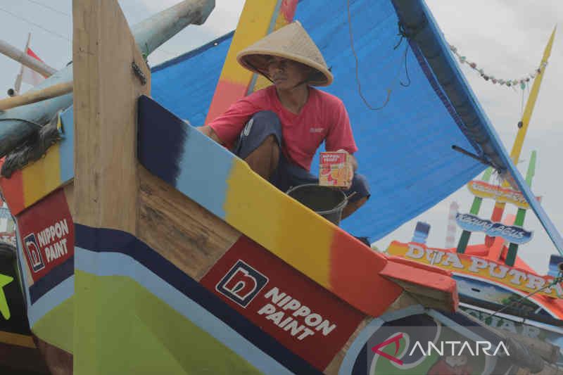 100 kapal nelayan di Cirebon dapat bantuan cat untuk kapal