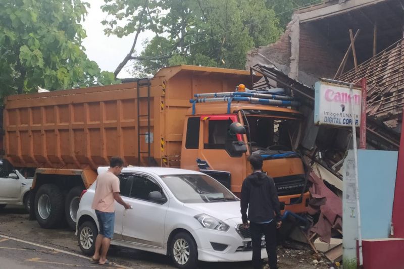 truk tabrak ambulans pembawa jenazah di pati satu meninggal antara jateng