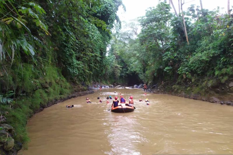 Warga Bogor tewas terbawa arus Sungai Ciliwung akibat terpeleset saat bersihkan sampah