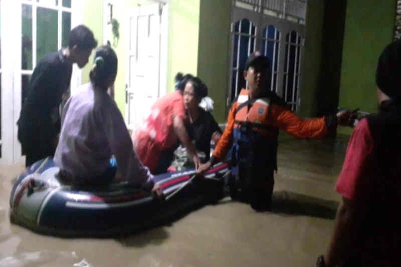 2.433 rumah warga Kabupaten Cirebon terendam banjir setelah hujan tinggi