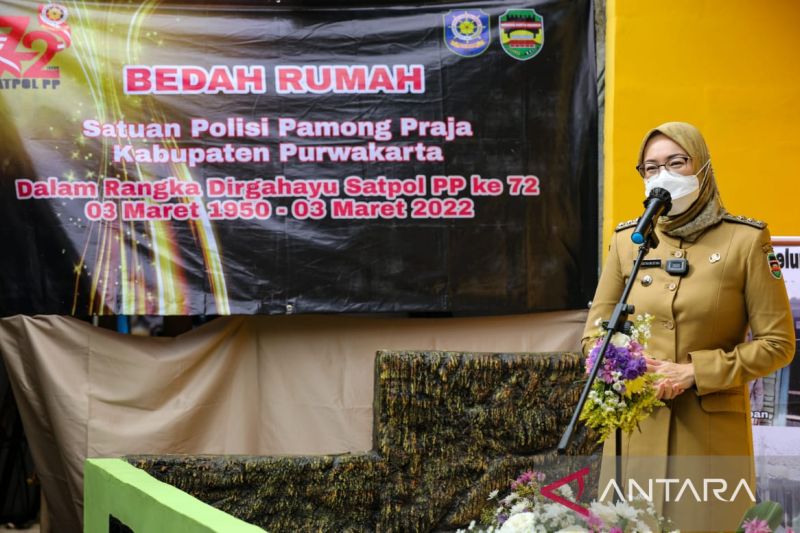 Bupati Purwakarta serahkan bantuan bedah rumah