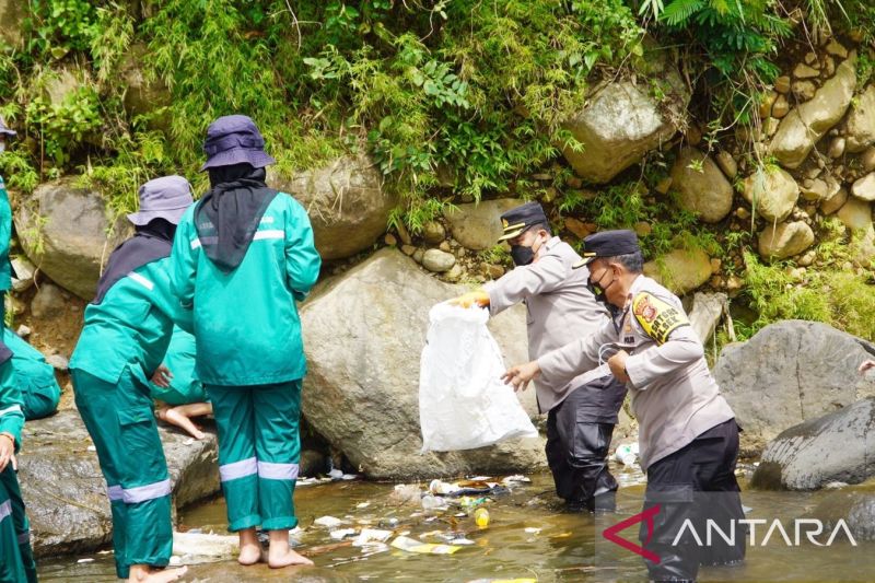 Kapolres Bogor turut bersihkan sampah Ciliwung peringati HPSN