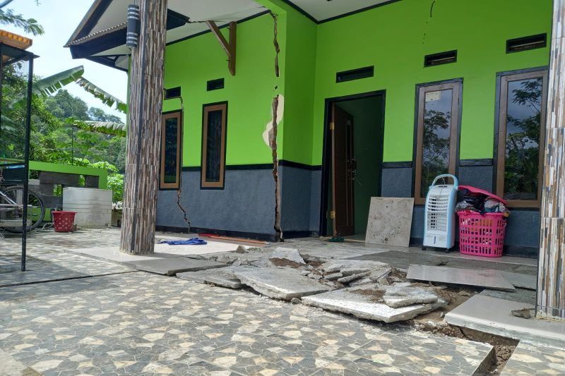 Seluruh kecamatan di Sukabumi berstatus zona merah bencana