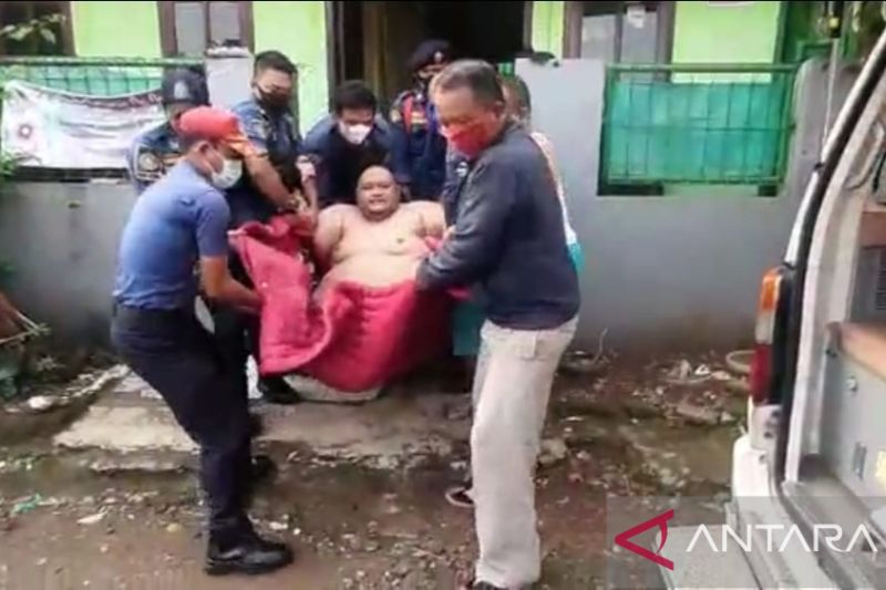 Warga Bogor berat badan 180 kg dievakuasi petugas Damkar ke RS