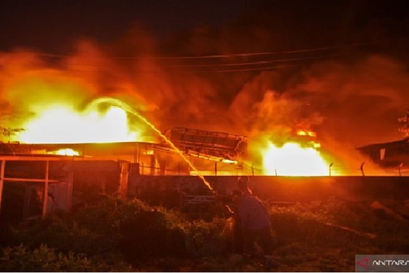 Kebakaran pabrik sepatu di Sidoarjo