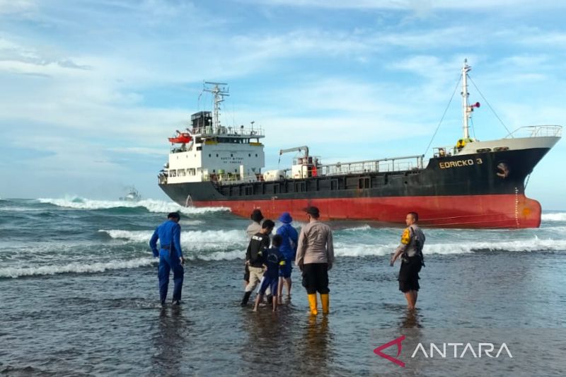 Kapal tanker yang kandas di Pantai Sancang belum bisa ditarik ke tengah laut
