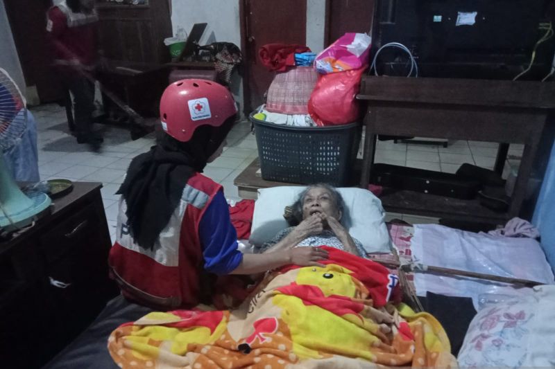 Relawan PMI Kota Sukabumi selamatkan wanita lansia penderita stroke terjebak banjir