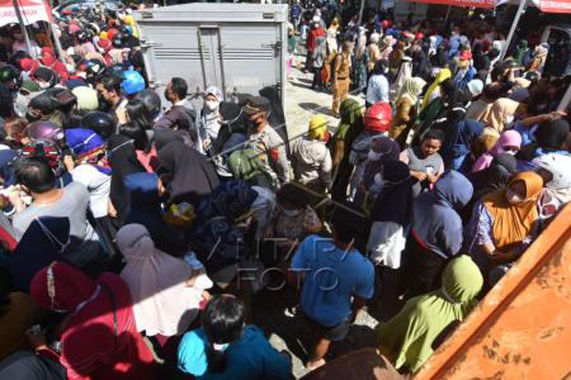 Operasi pasar murah minyak goreng di Palu