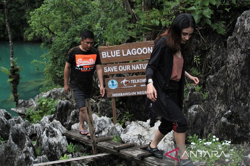 WISATA BLUE LAGOON LABENGKI