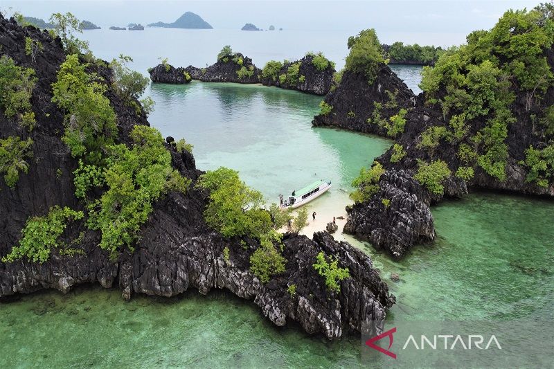 WISATA KEESABELO PASIR PUTIH DAN BATU CADAS HITAM