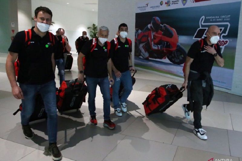 Kedatangan para kru MotoGP di Bandara Soetta