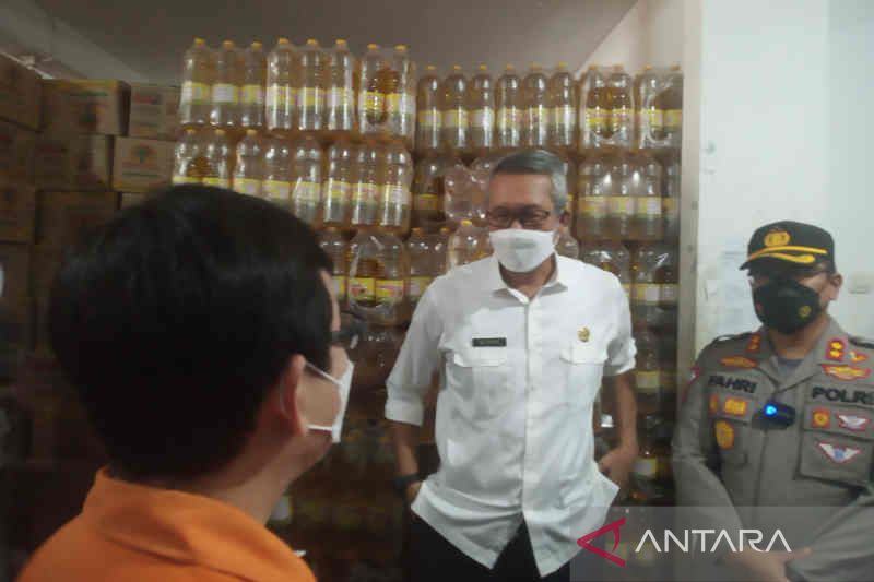 Pemkot Cirebon minta distributor tak menahan pasokan minyak goreng kemasan