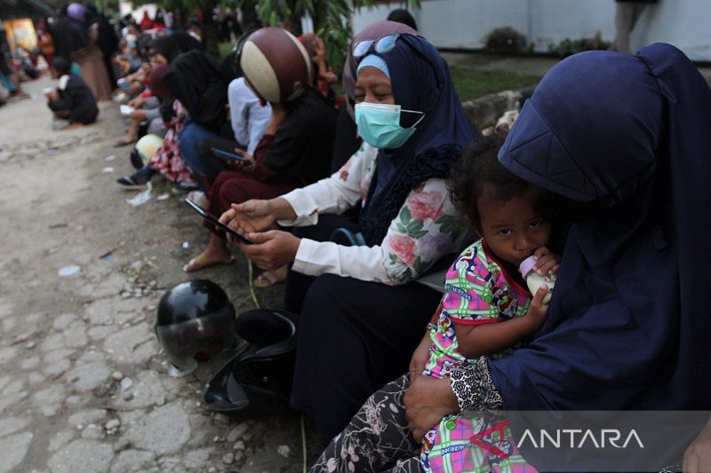 SUPLAI KOSONG WARGA TETAP ANTRE MINYAK GORENG