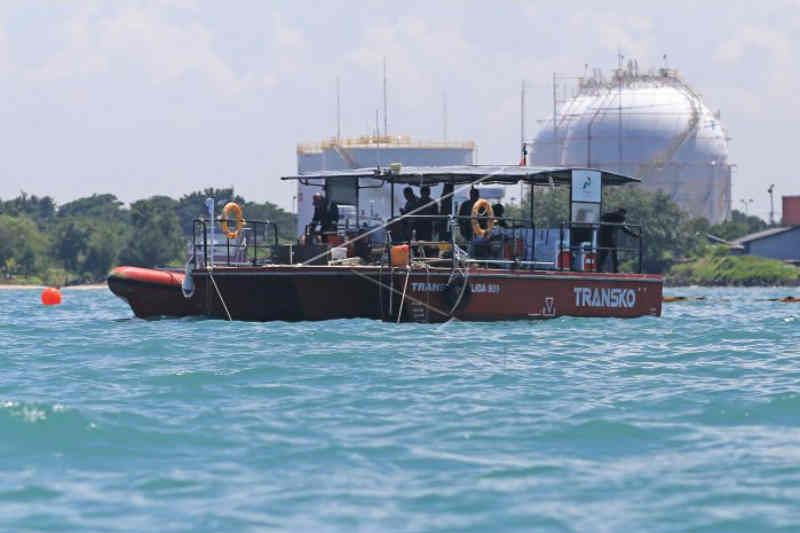 Tim Pertamina tangani rembesan minyak di perairan Balongan Indramayu