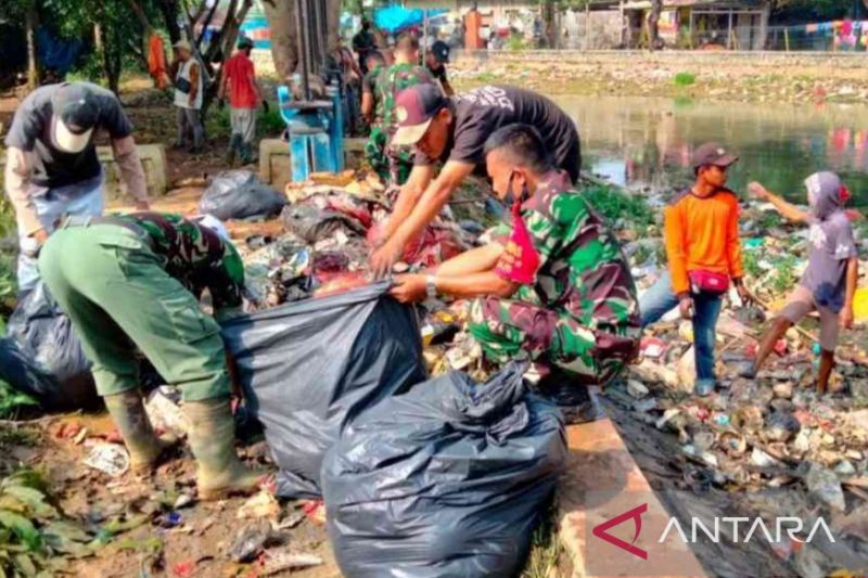 Prajurit Kodim Bekasi bersihkan sampah Kali Bancong