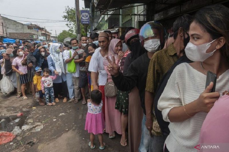 Berburu minyak goreng kemasan harga subsidi