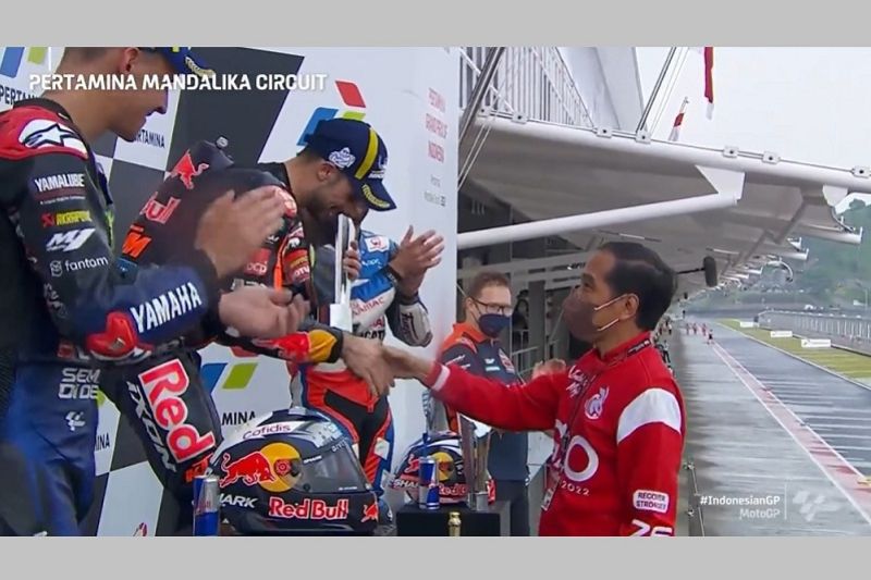 Oliveira terima trofi juara MotoGP Indonesia dari tangan Presiden Jokowi