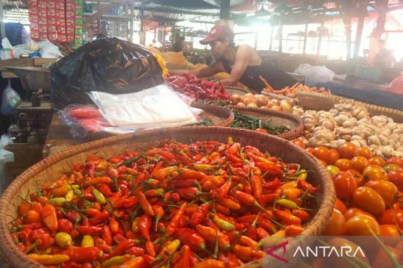 Harga cabai rawit di pasar Cianjur masih tinggi Rp 60.000 per kg